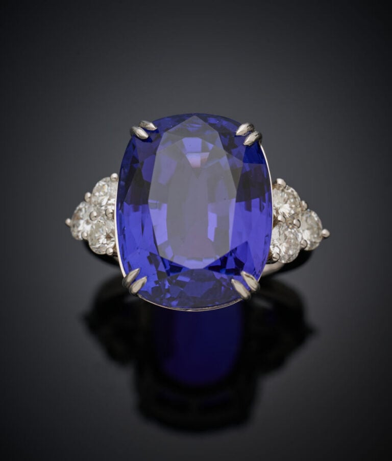 Importante BAGUE en or gris (750‰) serti d'une importante tanzanite taille cous…
