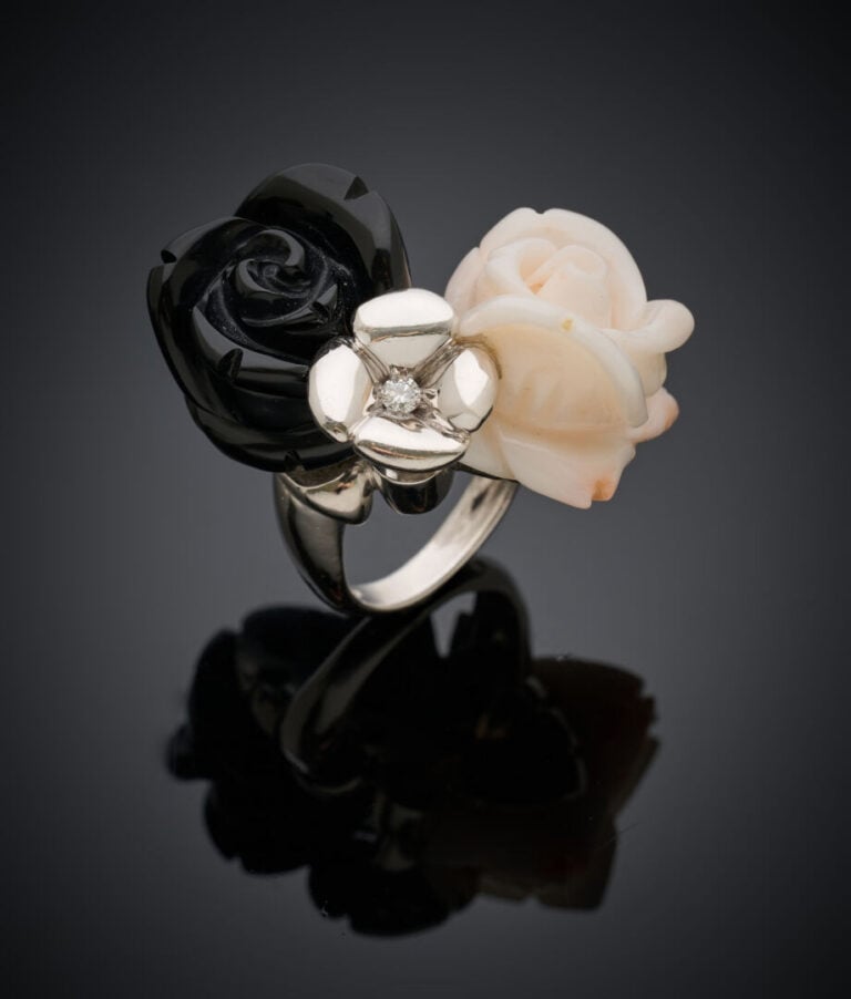 Importante BAGUE "fleurs" en or gris (750‰) orné de corail peau d'ange et onyx…