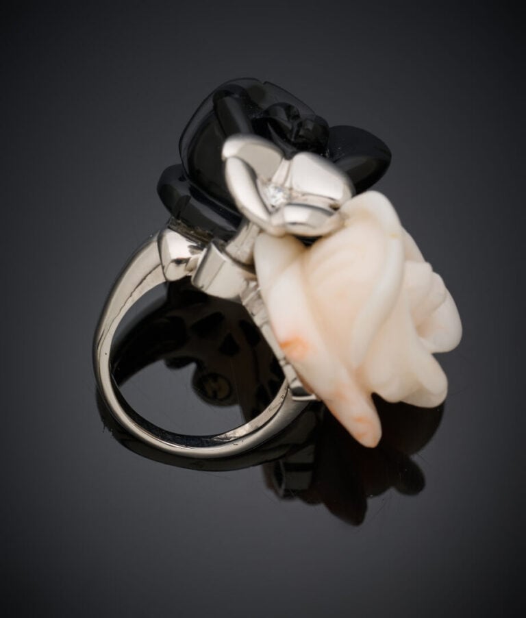 Importante BAGUE "fleurs" en or gris (750‰) orné de corail peau d'ange et onyx…