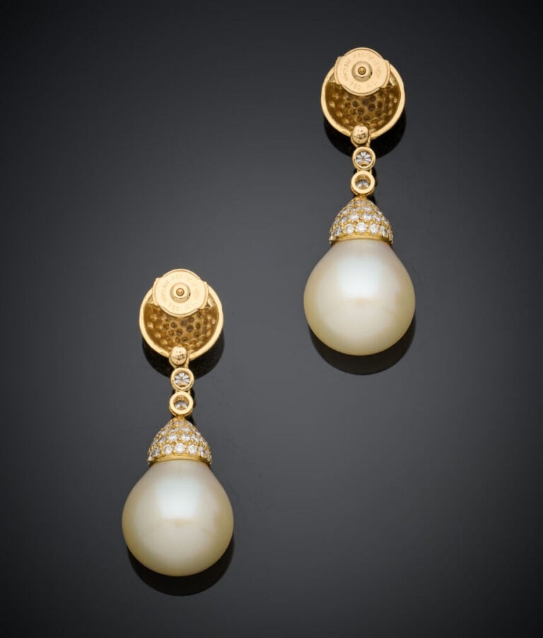 Importante paire de PENDANTS d'OREILLES en or jaune (750‰) articulé, serti et p…