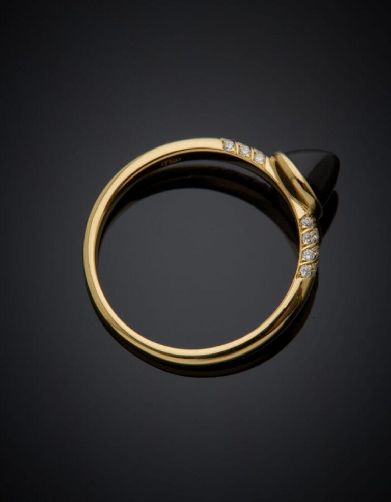 KORLOFF/AURA - BAGUE en or jaune (750 ‰) serti d'un cabochon d'onyx entouré de…