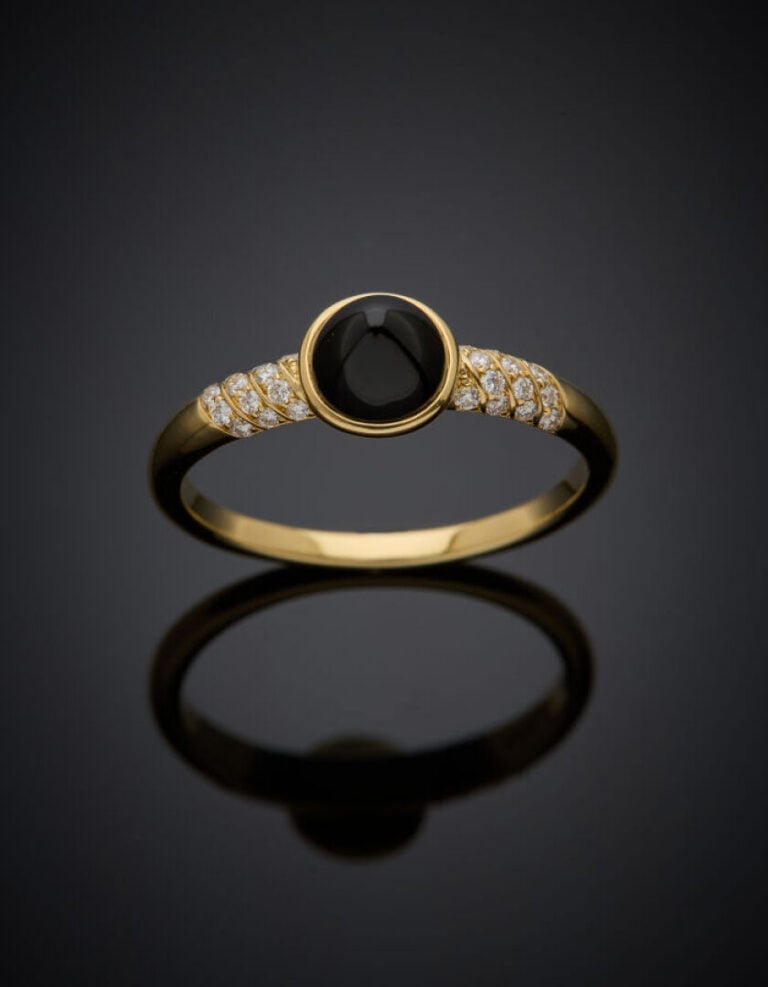 KORLOFF/AURA - BAGUE en or jaune (750 ‰) serti d'un cabochon d'onyx entouré de…