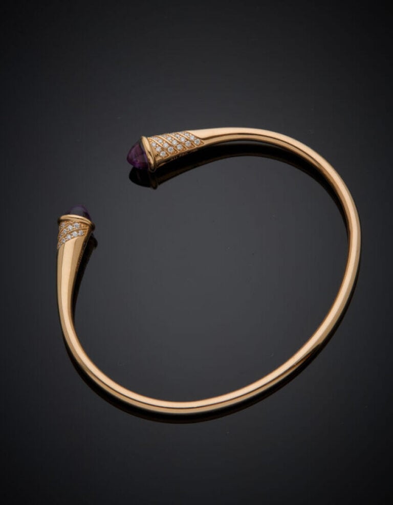 KORLOFF/AURA - BRACELET jonc croisé en or rose (750 ‰) serti de deux cabochons…