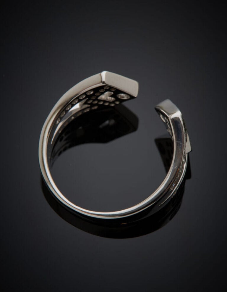 KORLOFF/ECLAT - BAGUE or blanc (750 ‰) , diamants - Poids brut: 4 g