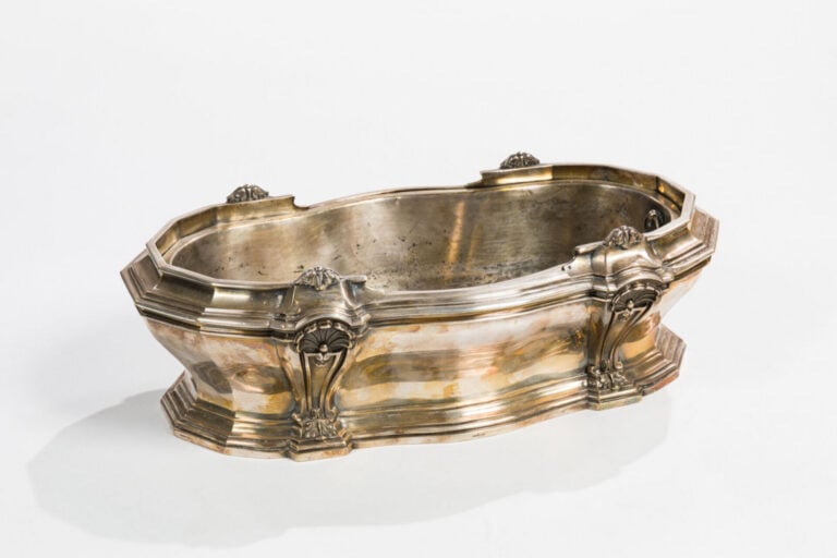 L LAPAR (XXÈME) - Centre de table de style rocaille en bronze argenté - Signé «…