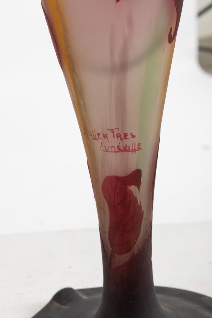 LAMPE - MULLER FRERÈS, À LUNÉVILLE - Lampe en verre multicouches à décor - déga…