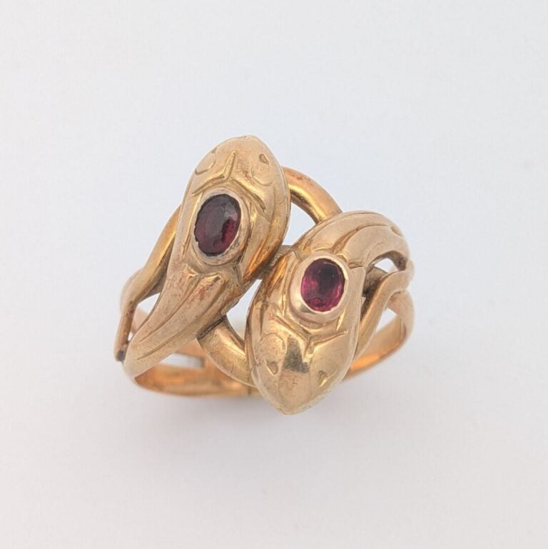 Large BAGUE "deux serpents" en or jaune (750‰)ciselé et ajouré serti de deux pi…