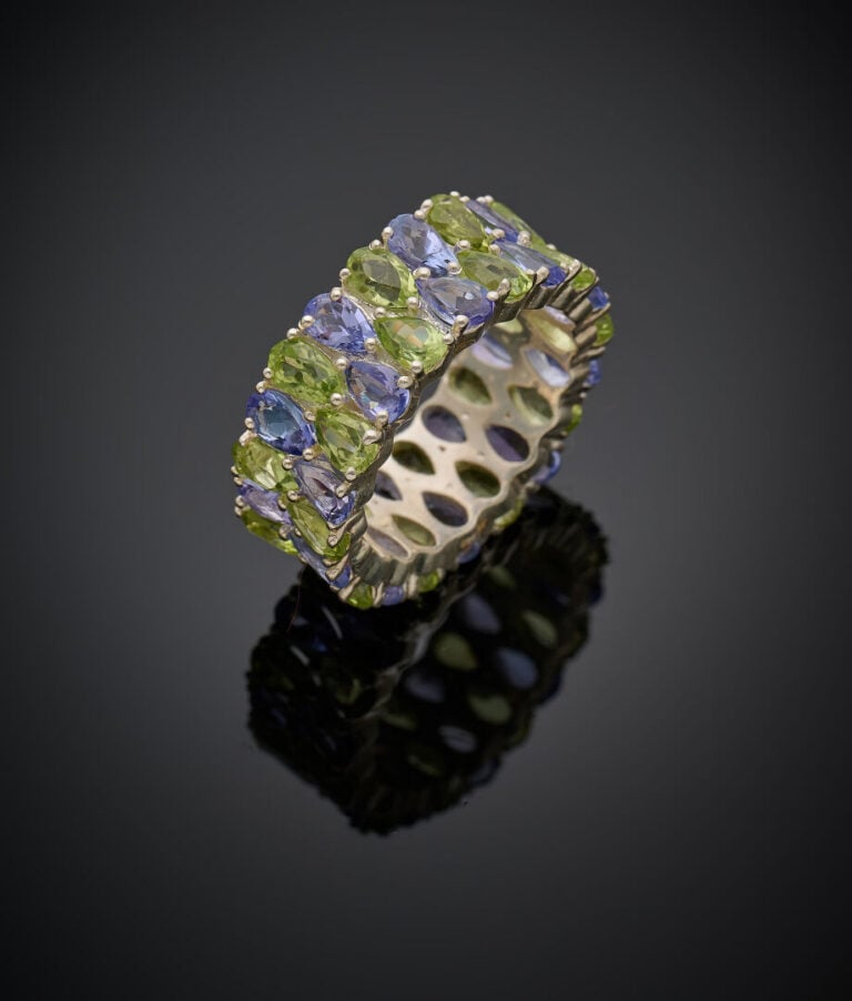 Large BAGUE en argent (925‰) serti de péridots et tanzanites de forme poire, al…