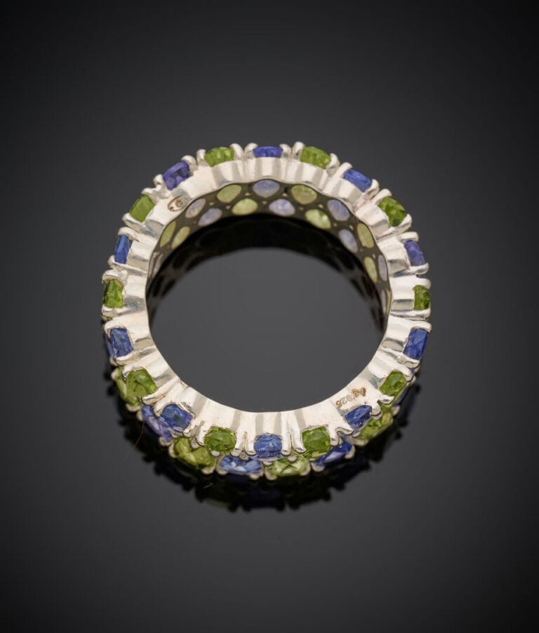 Large BAGUE en argent (925‰) serti de péridots et tanzanites de forme poire, al…