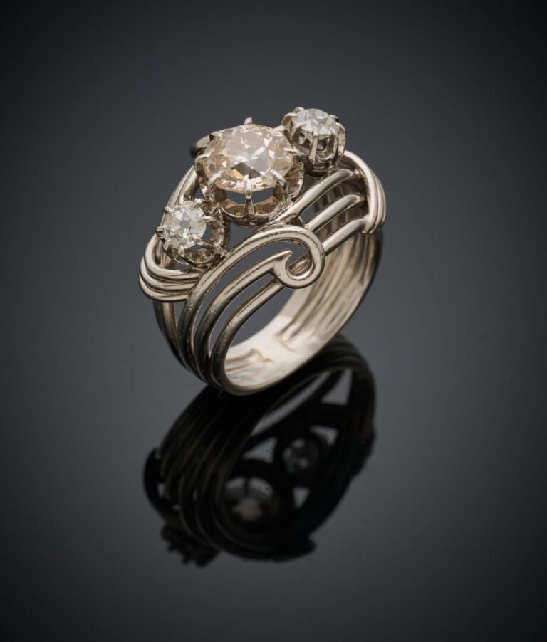 Large BAGUE en fils de platine (950‰) serti d'un diamant taille ancienne (chocs…