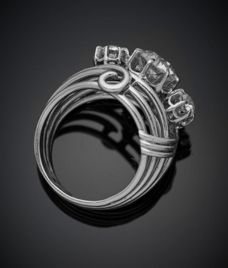 Large BAGUE en fils de platine (950‰) serti d'un diamant taille ancienne (chocs…