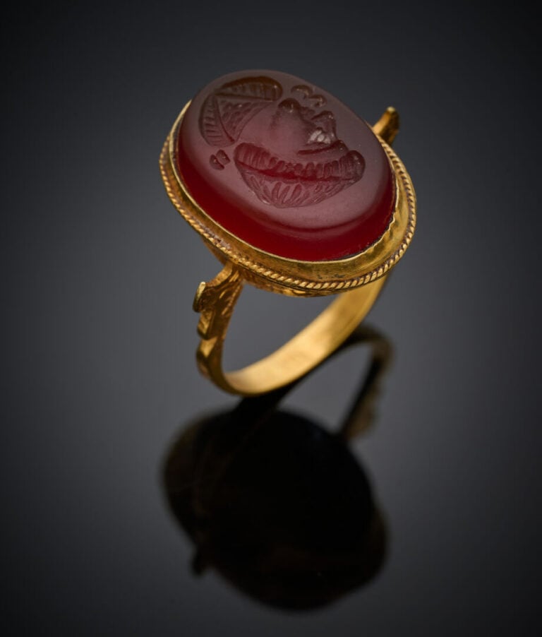 Large BAGUE en or rose (750‰) finement ciselé, serti de diamants taille brillan…