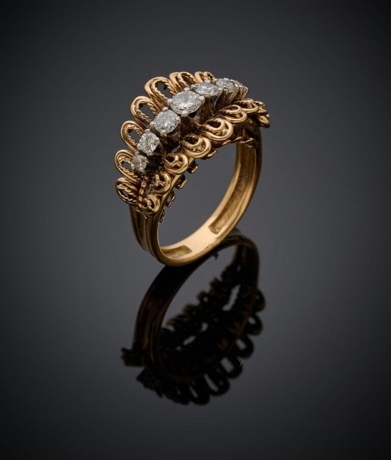 Large BAGUE en platine (950‰) et or jaune (750‰) ajouré, partiellement torsadé,…
