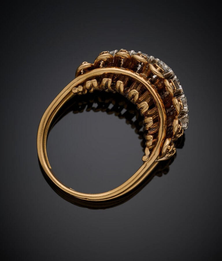 Large BAGUE en platine (950‰) et or jaune (750‰) ajouré, partiellement torsadé,…