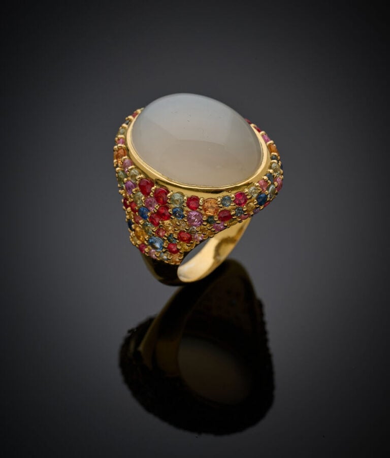 Large BAGUE en vermeil (925‰) spavé de saphirs multicolores, surmontée d'une pi…