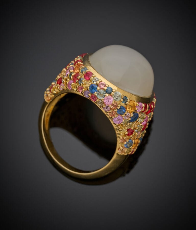 Large BAGUE en vermeil (925‰) spavé de saphirs multicolores, surmontée d'une pi…