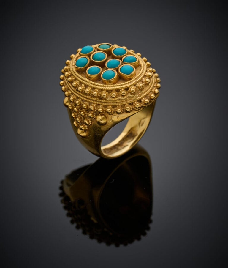 Large BAGUE ovale en or jaune (750‰) granulé centrée de 10 cabochons de turquoi…
