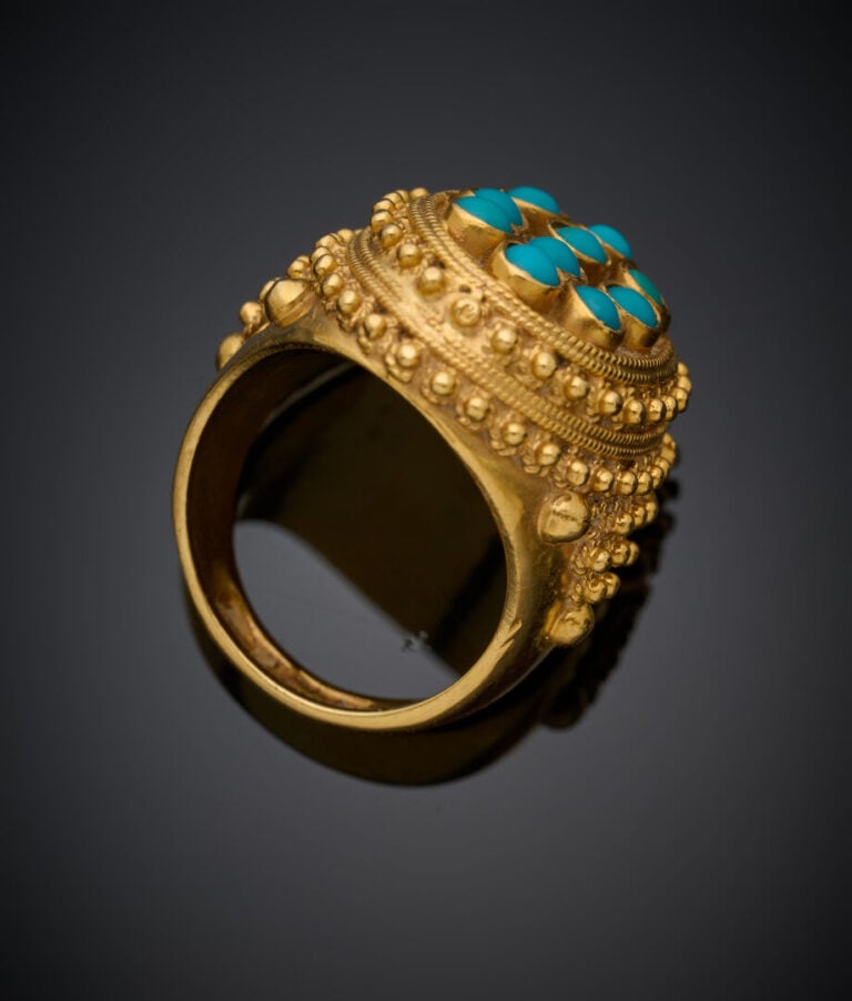 Large BAGUE ovale en or jaune (750‰) granulé centrée de 10 cabochons de turquoi…