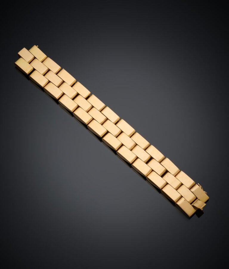 Large BRACELET "Tank" en or jaune (750‰) articulé de maillons identiques à sect…
