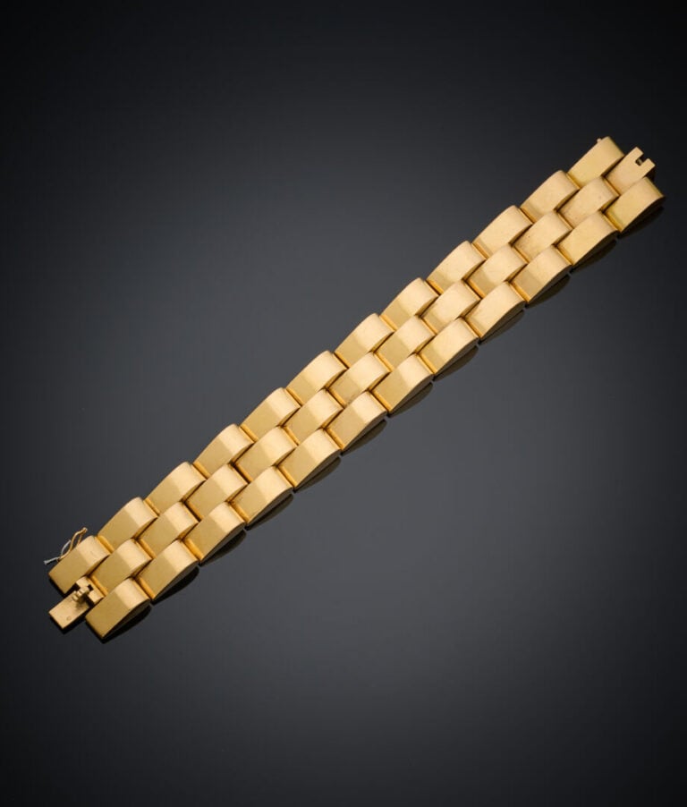 Large BRACELET "Tank" en or jaune (750‰) articulé de maillons identiques à sect…