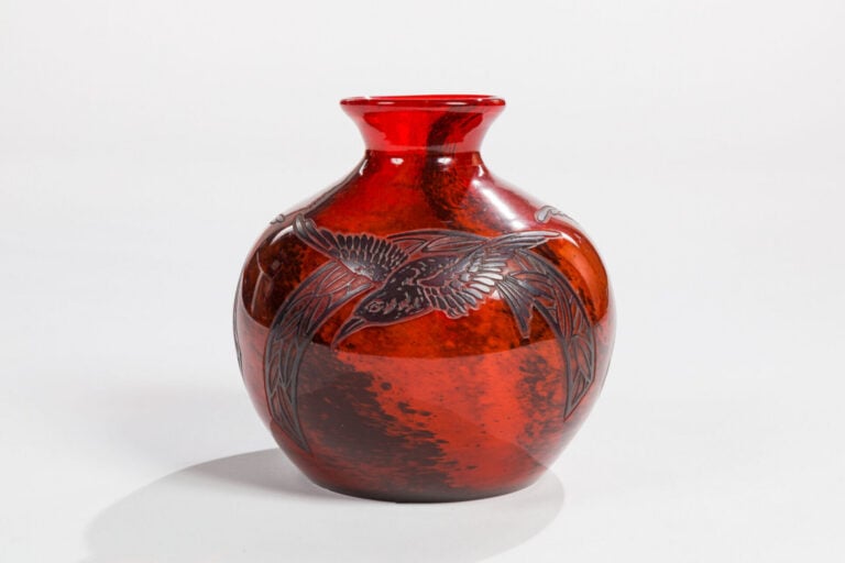 LEGRAS - Vase à corps sphérique et col étranglé évasé en verre rouge moucheté à…
