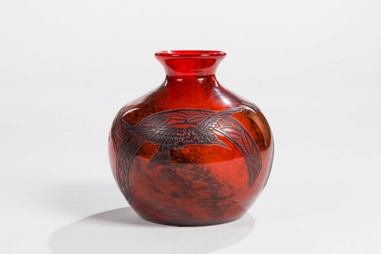 LEGRAS - Vase à corps sphérique et col étranglé évasé en verre rouge moucheté à…