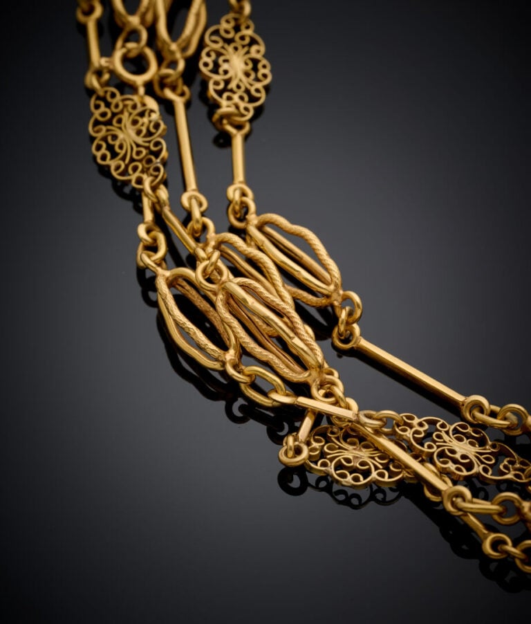 Long SAUTOIR en or jaune (750‰) formé de maillons ajourés alternés reliés par d…