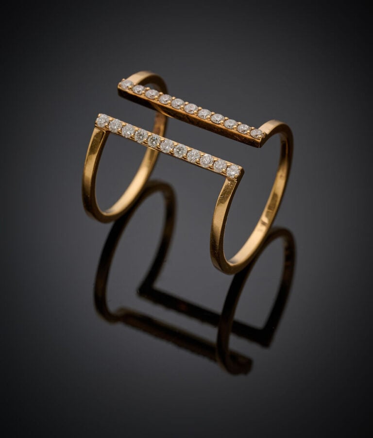 Longue BAGUE géométrique en or jaune (750‰) ajouré, serti de deux alignements d…