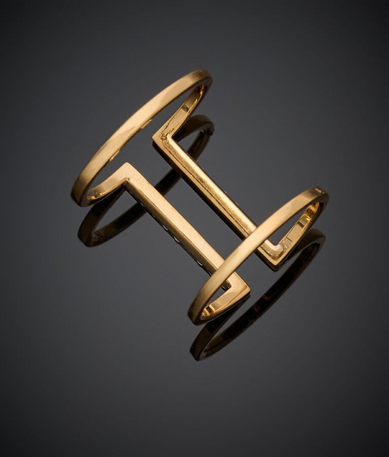 Longue BAGUE géométrique en or jaune (750‰) ajouré, serti de deux alignements d…