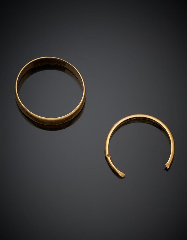 LOT de BIJOUX en or jaune (750‰) comprenant : - - ALLIANCE. Doigt : 63-64. Poid…