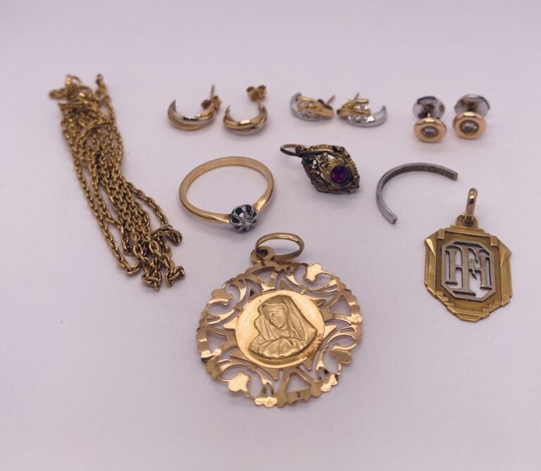 LOT de bijoux et débris en or jaune, rose et gris (750‰) serti de petites pierr…