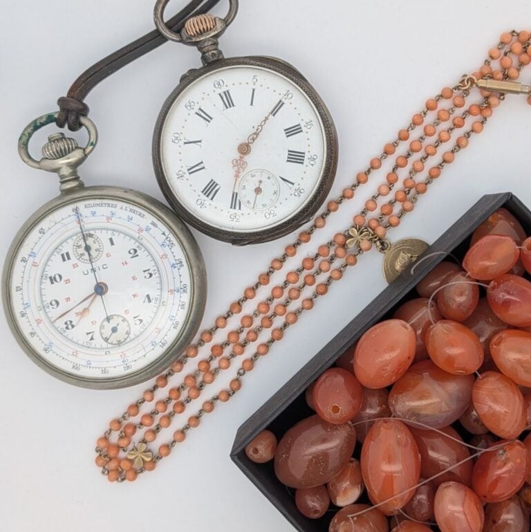 LOT de débris et une montre de poche en en argent (min.800‰). Accidents. Poids…