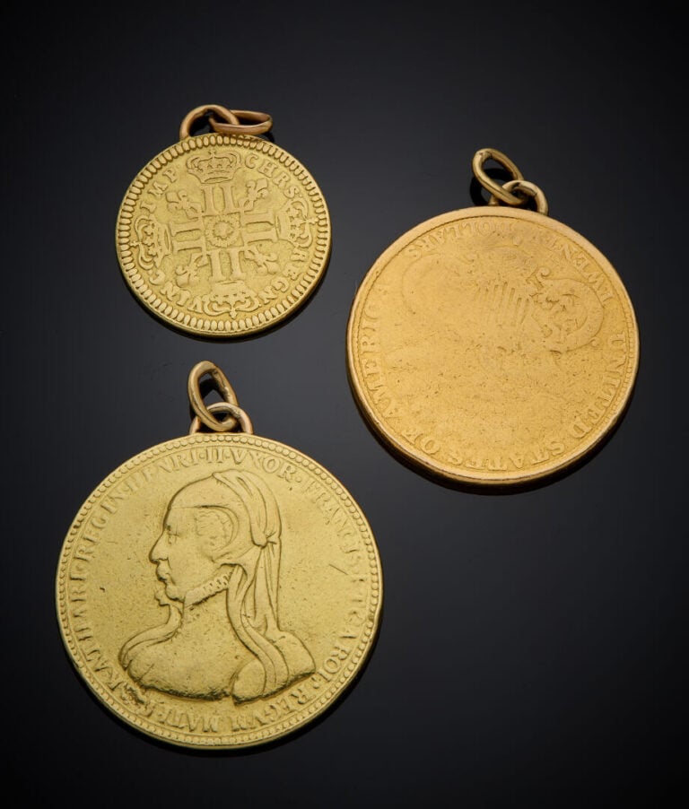 LOT de PENDENTIFS en or jaune (750‰) retenant trois pièces en or (900‰). Poids…
