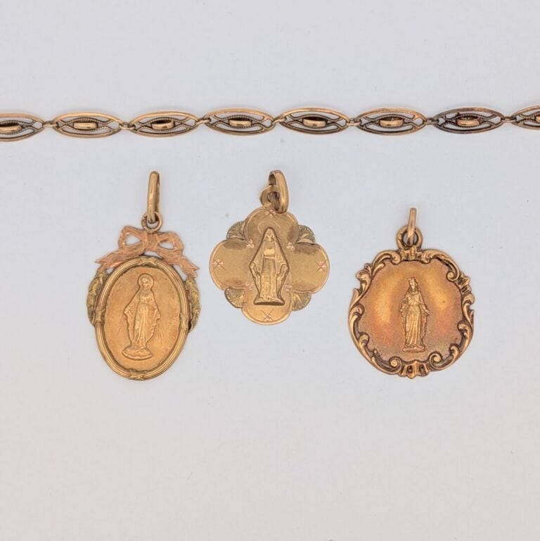 LOT en or jaune (750‰) comprenant trois MÉDAILLES religieuses et un BRACELET. -…