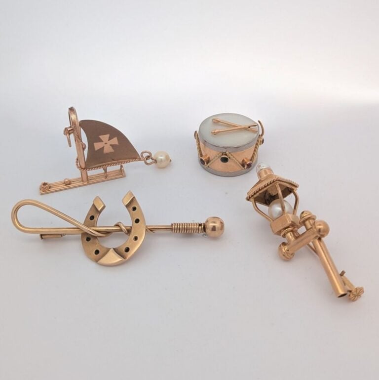 LOT en or jaune (750‰) comprenant : - - Un PENDENTIF "voilier" retenant une per…