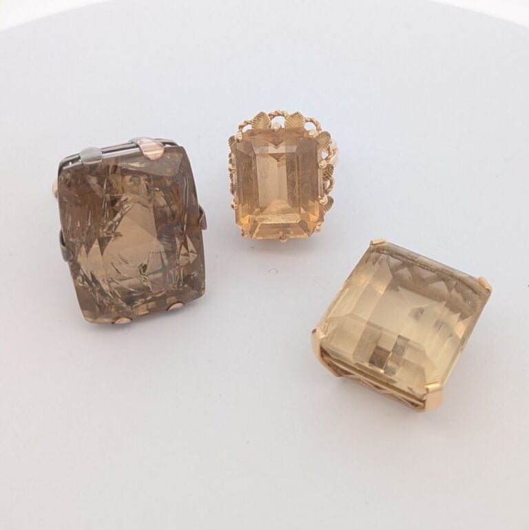LOT en or jaune (750‰) comprenant : - -Une BAGUE ornée d'une citrine, l'entoura…