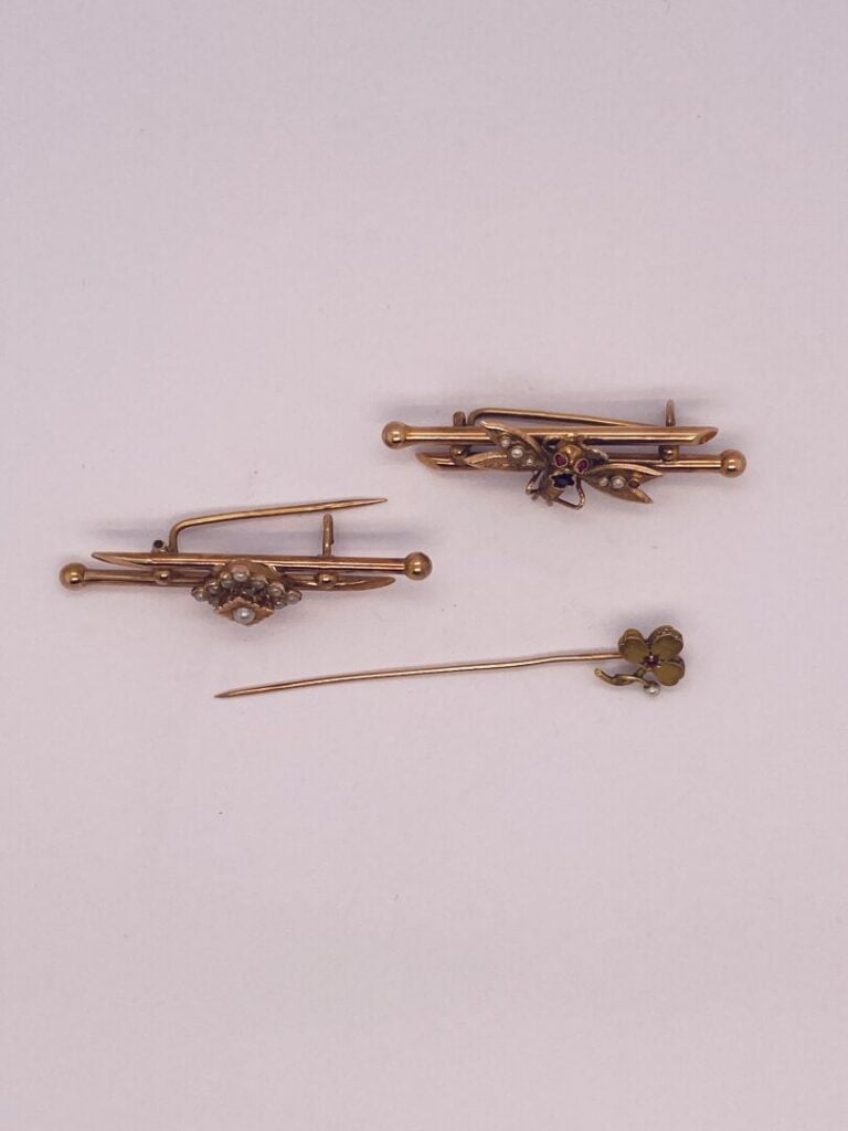 LOT en or jaune (750‰) perles d'imitation (manques) et pierres rouges, comprena…