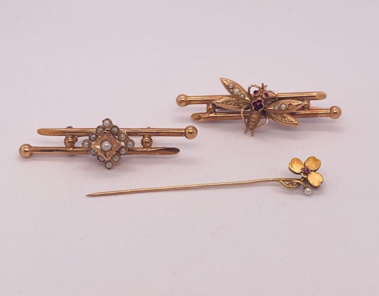 LOT en or jaune (750‰) perles d'imitation (manques) et pierres rouges, comprena…