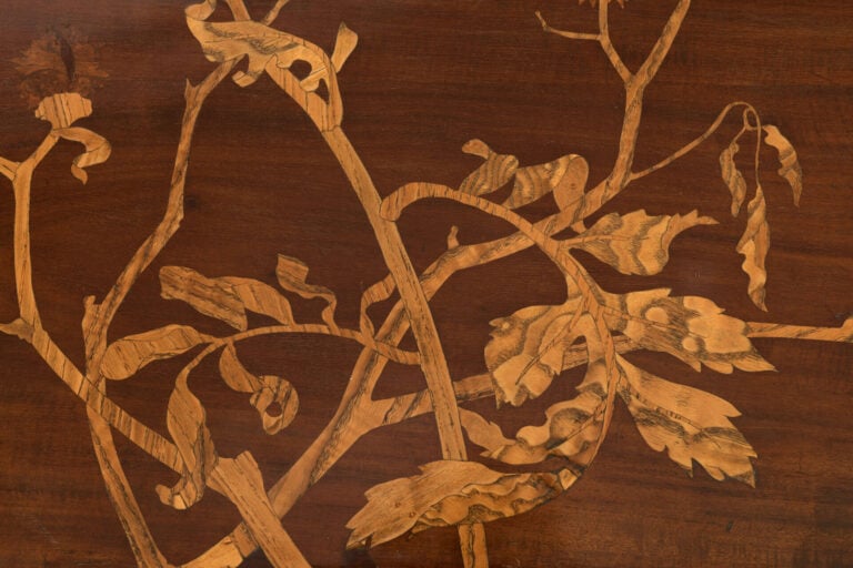 LOUIS MAJORELLE (1859-1926) - Table à thé en hêtre teinté et placage d'acajou à…