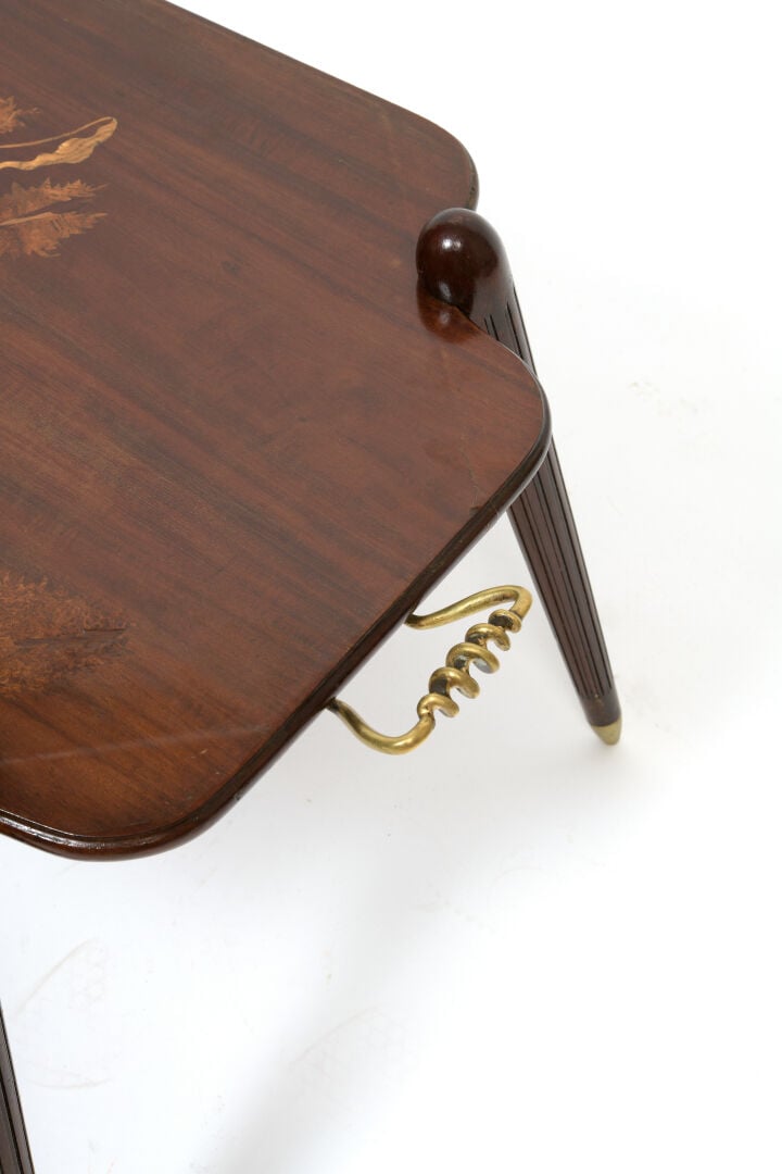 LOUIS MAJORELLE (1859-1926) - Table à thé en hêtre teinté et placage d'acajou à…