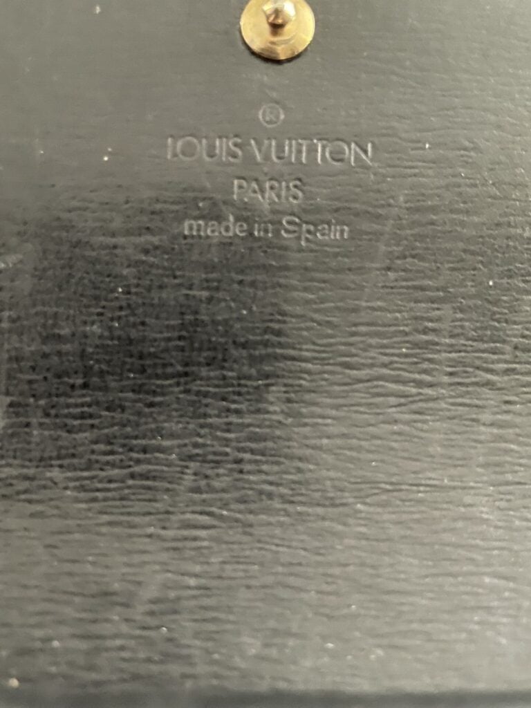 LOUIS VUITTON ANNÉE 1993 - Portefeuille en cuir épi noir, compartiments cartes,…