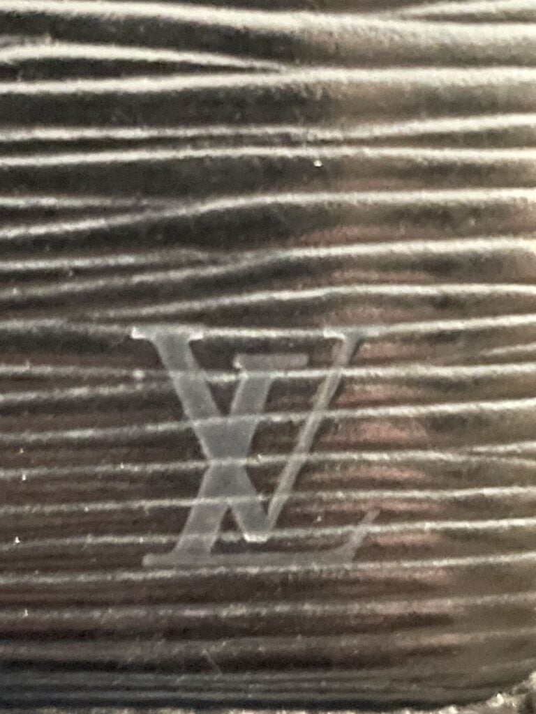 LOUIS VUITTON ANNÉE 1993 - Portefeuille en cuir épi noir, compartiments cartes,…