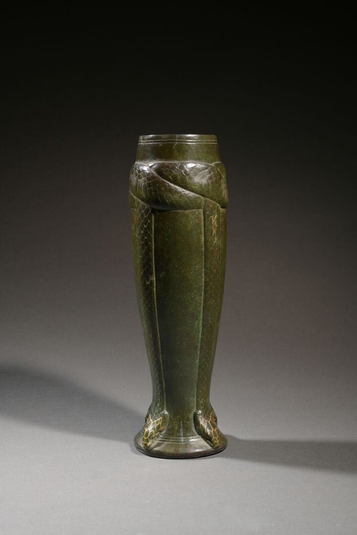 MAISON CHRISTOFLE À PARIS Vase de forme fuselée en bronze à patine vert antique…
