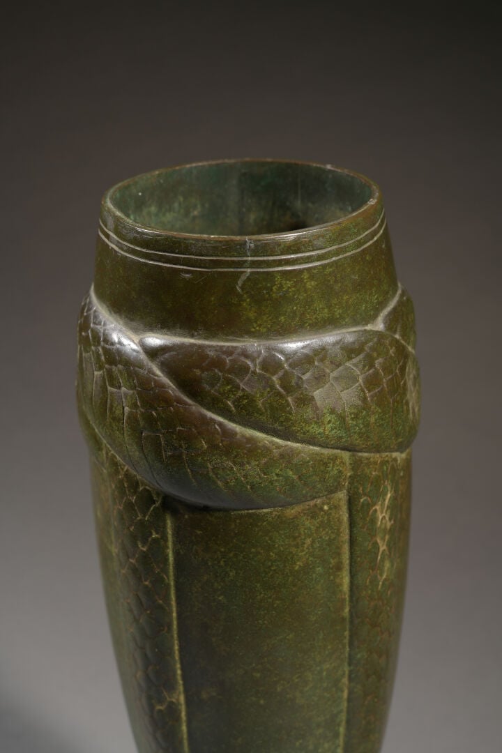 MAISON CHRISTOFLE À PARIS Vase de forme fuselée en bronze à patine vert antique…