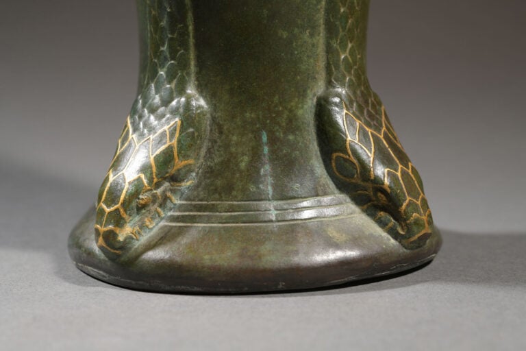 MAISON CHRISTOFLE À PARIS Vase de forme fuselée en bronze à patine vert antique…