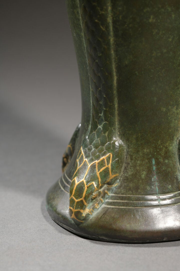 MAISON CHRISTOFLE À PARIS Vase de forme fuselée en bronze à patine vert antique…