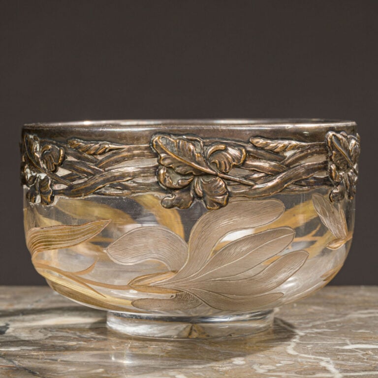 MAJORELLE ET SAGLIER - Coupe circulaire sur piédouche en verre gravé et métal à…