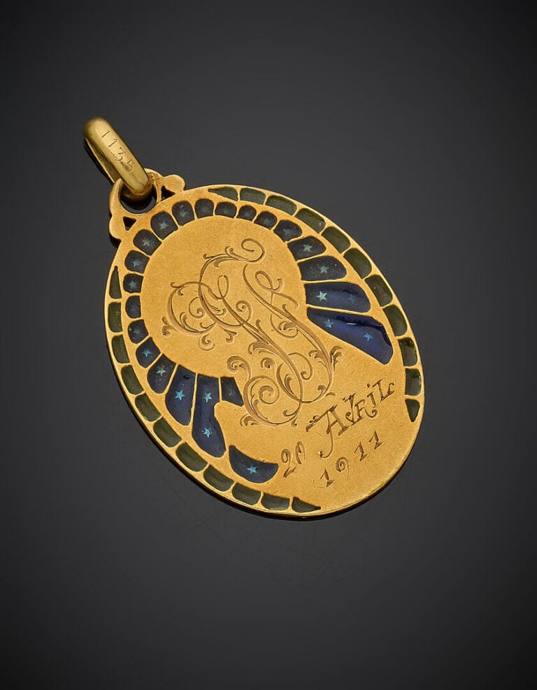 MEDAILLE religieuse ovale en or jaune (750‰) figurant la Vierge de profil à mot…