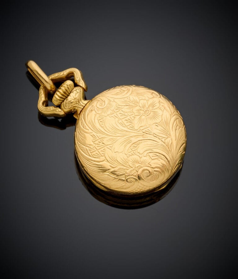 MONTRE de COL SAVONNETTE en or jaune (750‰) ciselé. Cadran émail blanc, chiffre…