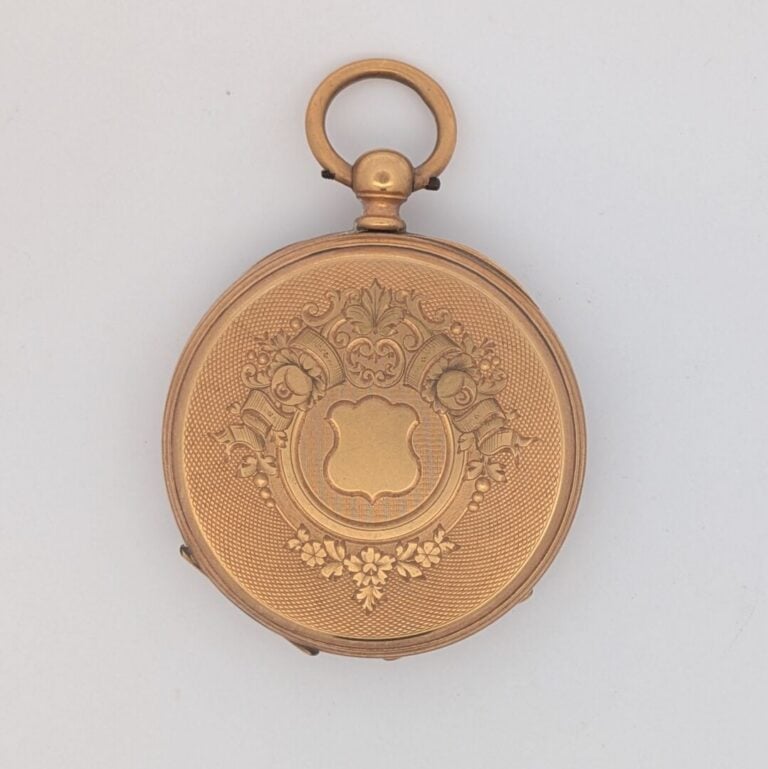 MONTRE de POCHE en or jaune (750‰) ciselé et guilloché. Cadran émail blanc, chi…
